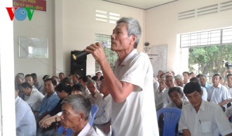 ガン国会副議長、有権者と会合